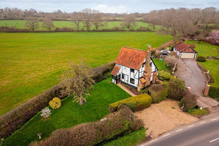 2 Bedroom Detached House For Sale In Cross Oak Lane, Salfords Surrey, RH1