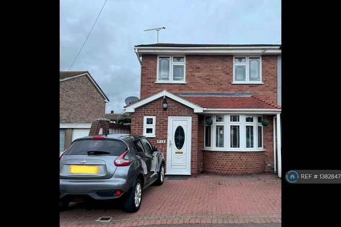 3 Bedroom Semi-Detached House To Rent In Delview, Canvey Island, SS8
