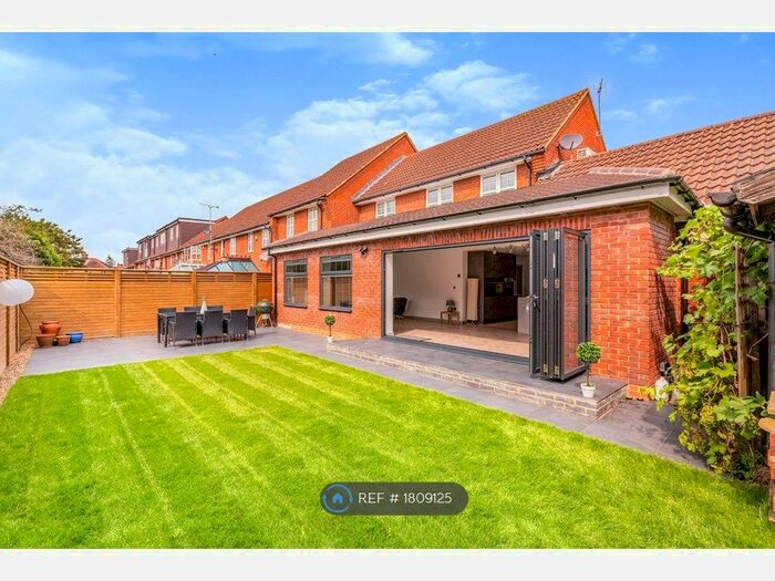 4 Bedroom Semi-Detached House To Rent In Arlington Green, London, NW7