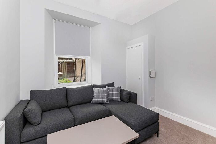 2 Bedroom Flat To Rent In Provost Road, City Centre, Dundee, DD3