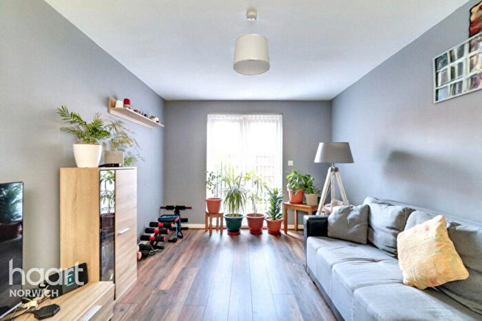 3 Bedroom Terraced House For Sale In St Simon Close, Norwich, NR8