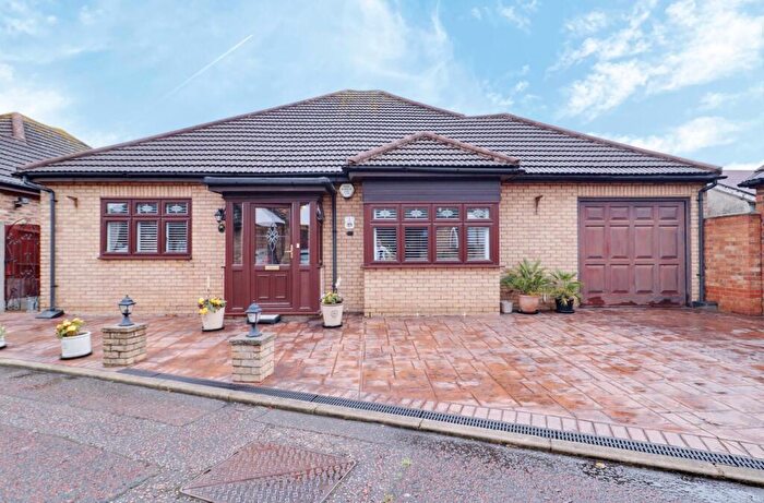 3 Bedroom Detached Bungalow For Sale In Westview Close, Rainham, RM13