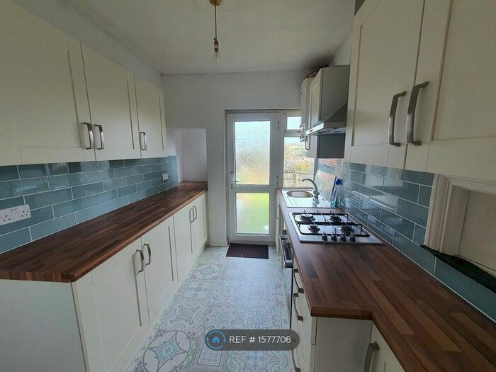 3 Bedroom Terraced House To Rent In Westmount Avenue, Chatham, ME4