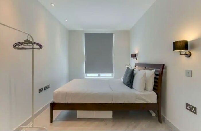 1 Bedroom House To Rent In Flat / Crownage House Mile End Road, London, London, E1