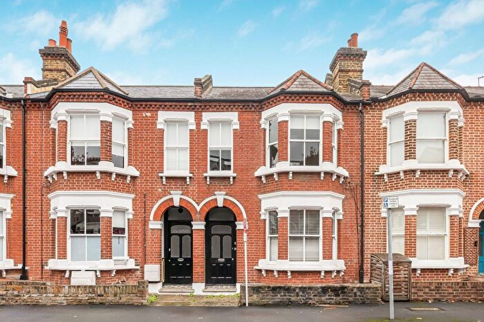 3 Bedroom Flat To Rent In Kinsale Road, London, SE15