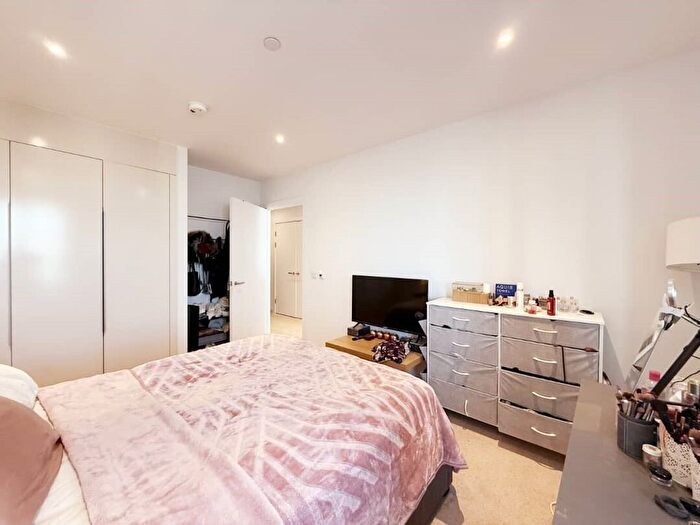 1 Bedroom Flat To Rent In Hurlock Heights, Deacon Street, SE17