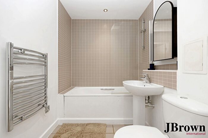 Studio To Rent In Carillon Court, London, E1