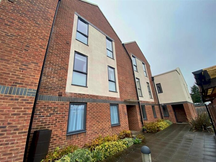 2 Bedroom Flat To Rent In Leaside, Hemel Hempstead HP2