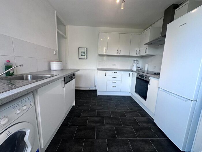 2 Bedroom Flat To Rent In Brynfield Court, Langland, SA3
