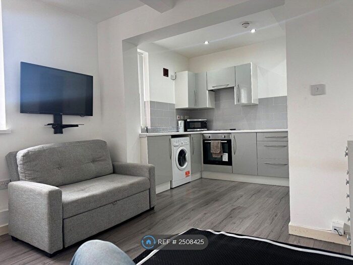 Studio To Rent In London Road, Stockport, SK7