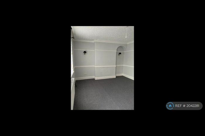2 Bedroom Maisonette To Rent In New Ferry Rd, Birkenhead, CH62