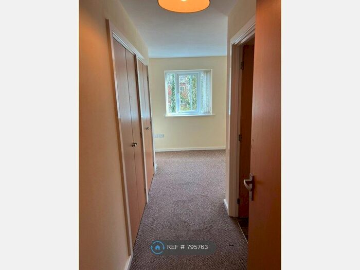 2 Bedroom Flat To Rent In Bolton Road, Blackburn, BB2
