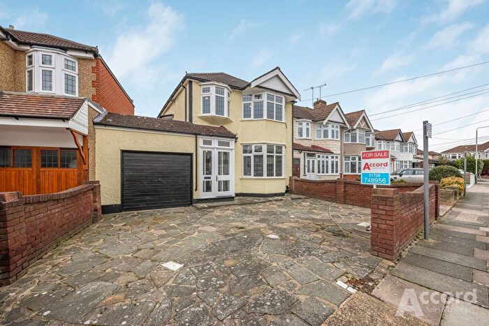 3 Bedroom Detached House For Sale In Woodlands Road, Romford, RM1