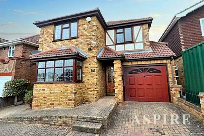 4 Bedroom House To Rent In Clifton Avenue, Benfleet, SS7