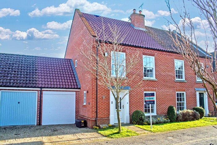 3 Bedroom Semi-Detached House For Sale In Oaklands Crescent, Holt, Norfolk, NR25