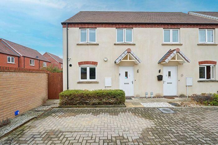 3 Bedroom Semi-Detached House For Sale In Redcar Road, Bicester, OX26