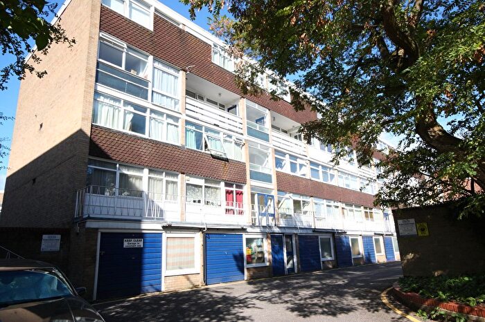2 Bedroom Flat To Rent In Hill View Court, Woking, GU22