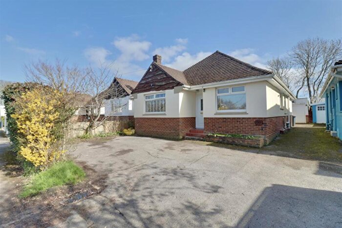 3 Bedroom Chalet For Sale In Milton Road, Waterlooville, PO7