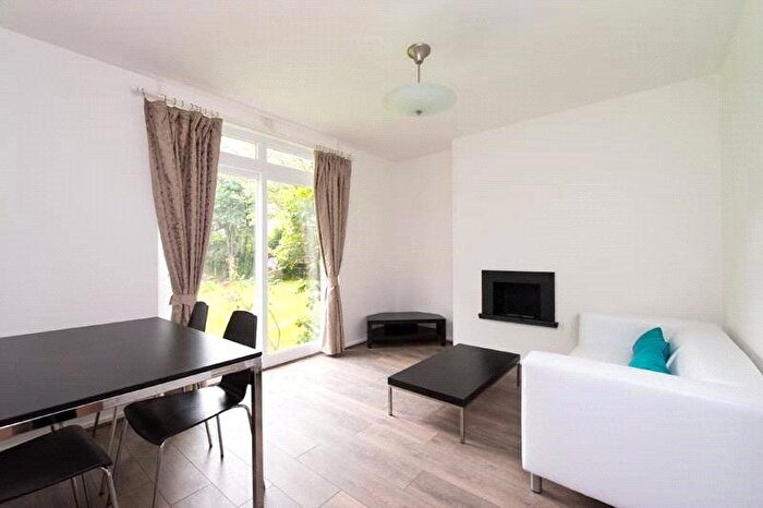 2 Bedroom Flat To Rent In Bartonway, - Queens Terrace, NW8