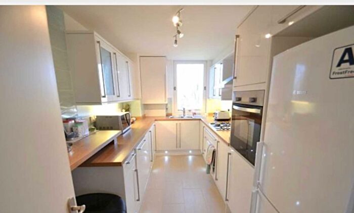 2 Bedroom Flat To Rent In Golders Green, London, NW11