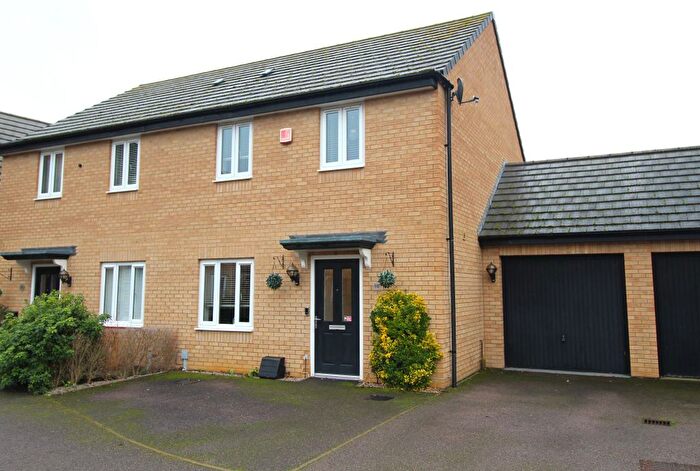 3 Bedroom Semi Detached House For Sale In Centurion Walk, Sandy, SG19