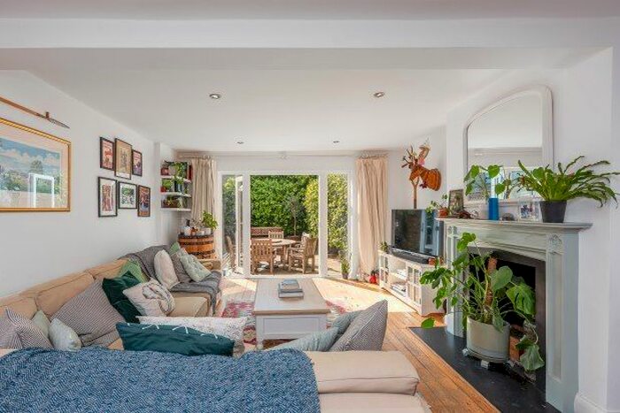 3 Bedroom Flat To Rent In Wandsworth Bridge Road, London, SW6