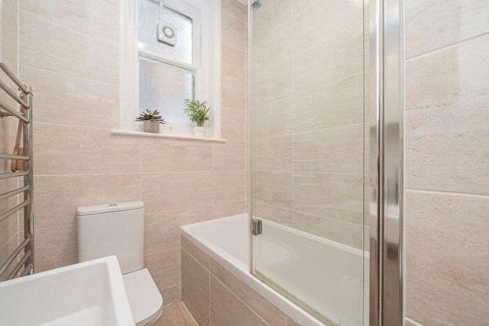 2 Bedroom Flat For Sale In Haarlem Road, London, W14