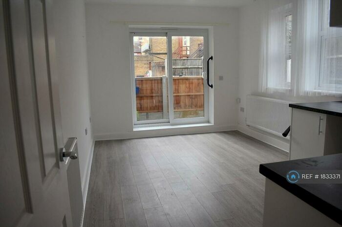 Studio To Rent In London Road, Westcliff-On-Sea, SS0