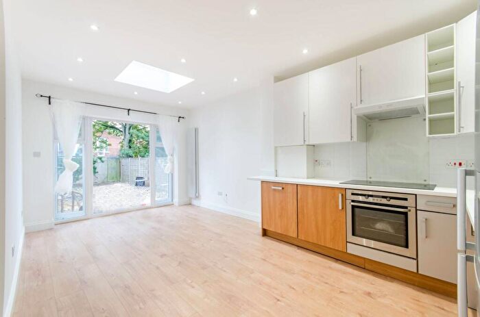 3 Bedroom Flat To Rent In Larch Road, Cricklewood, London, NW2