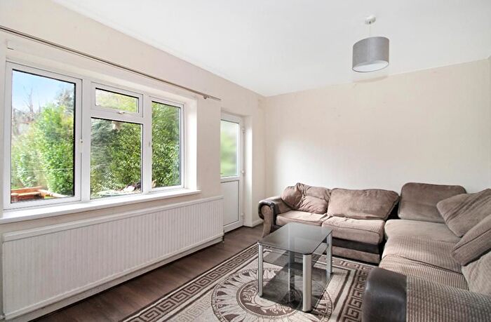 3 Bedroom End Terrace House To Rent In Dallow Road, Luton, LU1