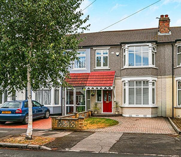 4 Bedroom House For Sale In Middleton Avenue, Chingford, E4