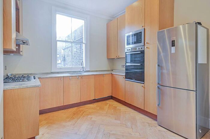 3 Bedroom Flat To Rent In Oakley Gardens, Chelsea, London, SW3