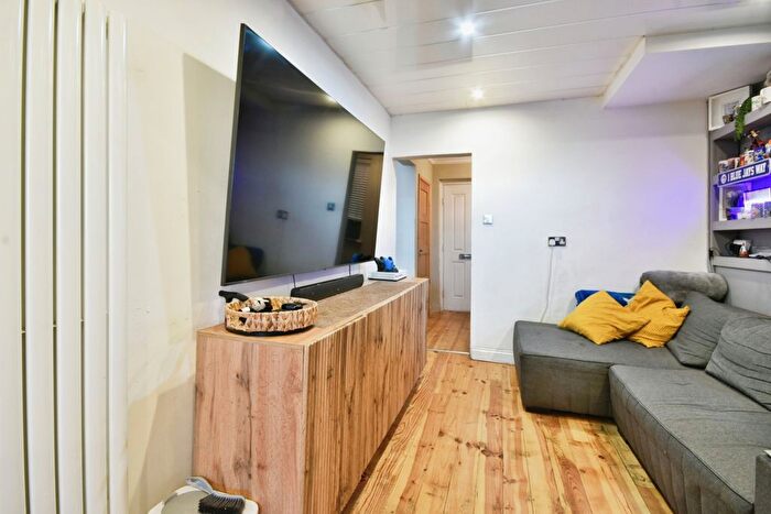 3 Bedroom Semi-Detached House For Sale In Wedgwood Road, Clifton, Swinton, Manchester, M27