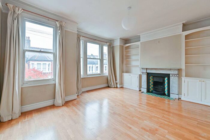 3 Bedroom Flat To Rent In Norfolk House Road, Streatham Hill, London, SW16
