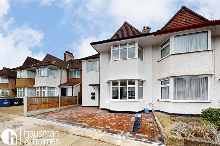 3 Bedroom Flat For Sale In Golders Gardens, NW11