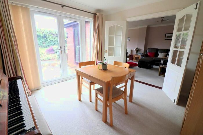 4 Bedroom Detached House For Sale In Launton Close, Luton, Bedfordshire, LU3