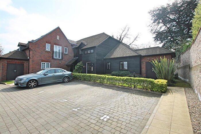 2 Bedroom Flat To Rent In Prospect Close, Bushey, WD23