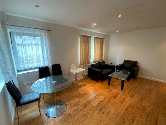 2 Bedroom Flat To Rent In Aragon Court, Ealing Broadway, Ealing Broadway, W13