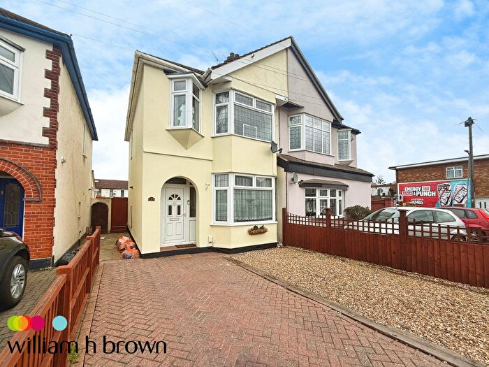 3 Bedroom Semi Detached House To Rent In Upminster Road South, Rainham, RM13