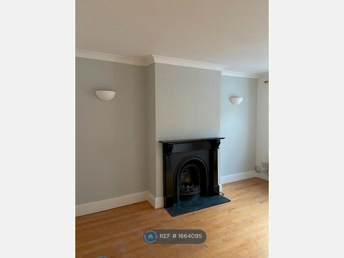 3 Bedroom Flat To Rent In Wellington Road, Twickenham, TW2