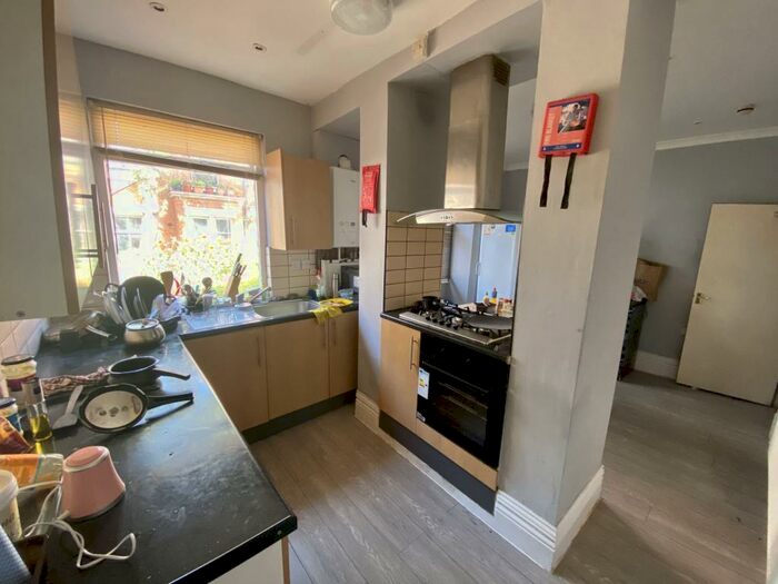 4 Bedroom Town House To Rent In College Avenue, Leicester, LE2