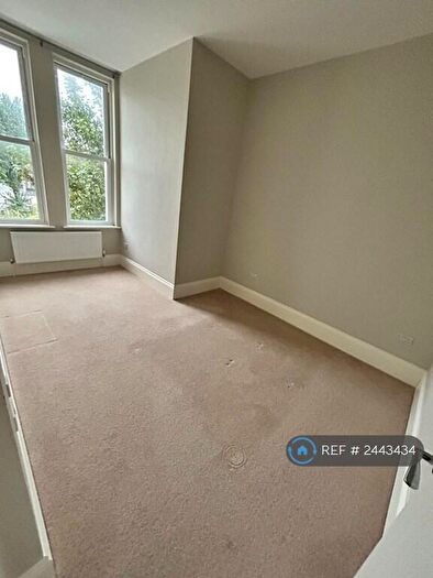 2 Bedroom Flat To Rent In Courtlands Place, Eastbourne, BN21
