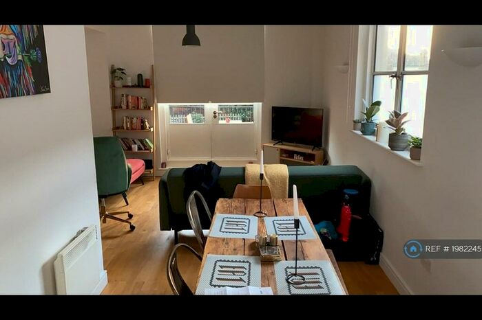 2 Bedroom Flat To Rent In Queen Street, Hitchin, SG4