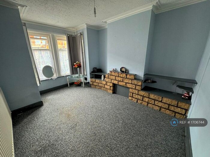 4 Bedroom Semi-Detached House To Rent In Malmesbury Road, Southampton, SO15