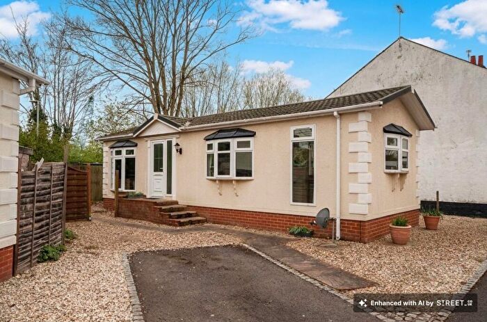 2 Bedroom Park Home For Sale In Riverside Park, Mill Green, RG4