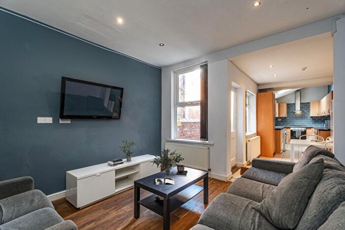 6 Bedroom Terraced House To Rent In Teversal Avenue, Nottingham, NG7