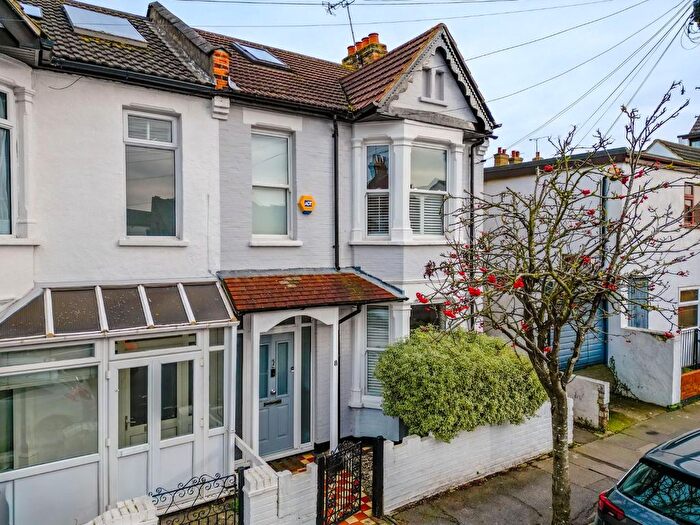 3 Bedroom End Terrace House For Sale In Woodfield Park Drive, Leigh-On-Sea, SS9