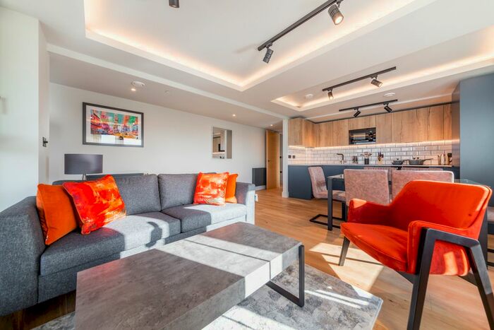 3 Bedroom Flat To Rent In Tower Bridge Road, London, SE1