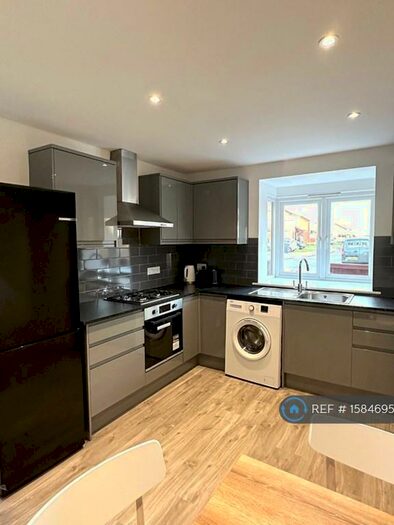 4 Bedroom Semi-Detached House To Rent In Mead Lane, Bognor Regis, PO22