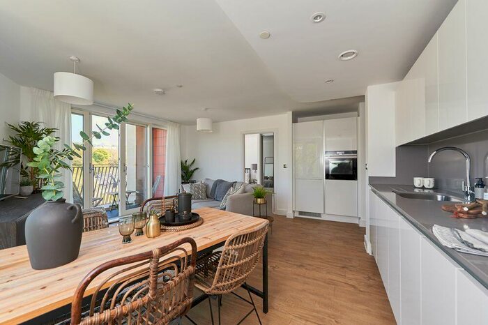 2 Bedroom Apartment To Rent In Sovereign Point, Midland Road, Bath, BA2